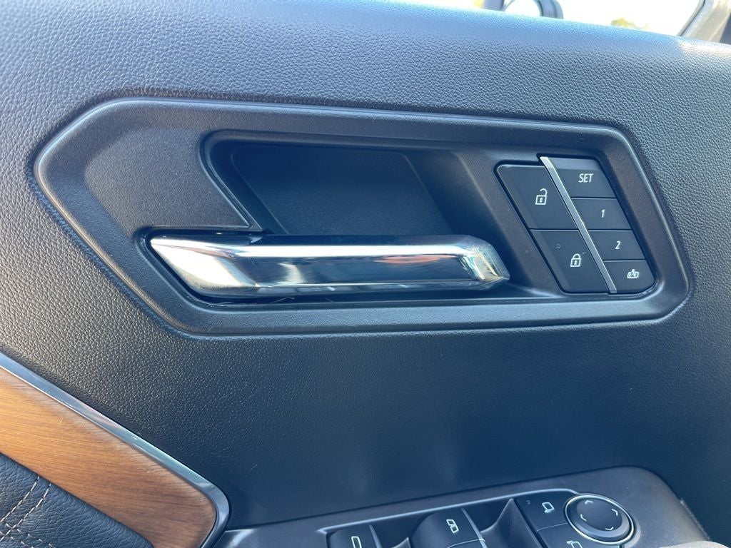 2025 GMC Canyon Denali *** LOADED 4WD LEATHER MOONROOF ***