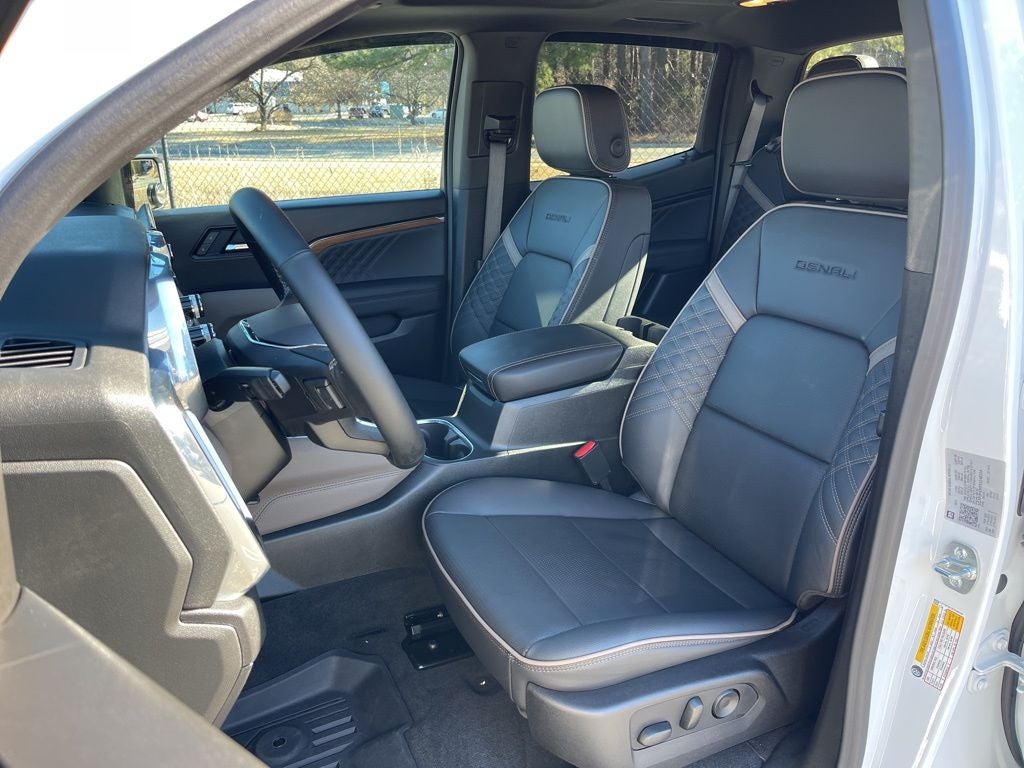 2025 GMC Canyon Denali *** LOADED 4WD LEATHER MOONROOF ***