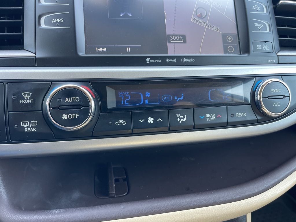 2017 Toyota Highlander XLE ***ONE OWNER AWD LEATHER LOADED ***