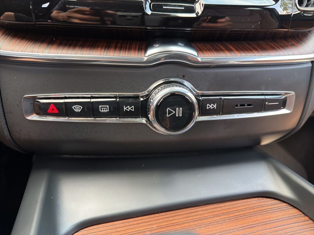 2024 Volvo XC60 B5 Plus Dark Theme