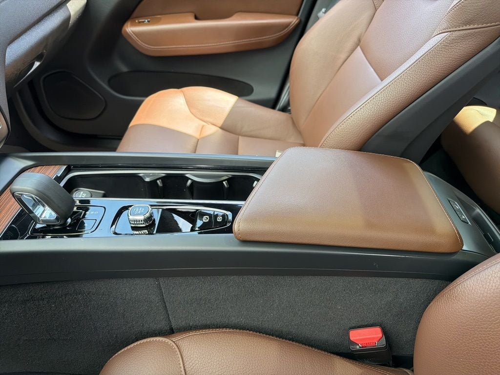 2024 Volvo XC60 B5 Plus Dark Theme