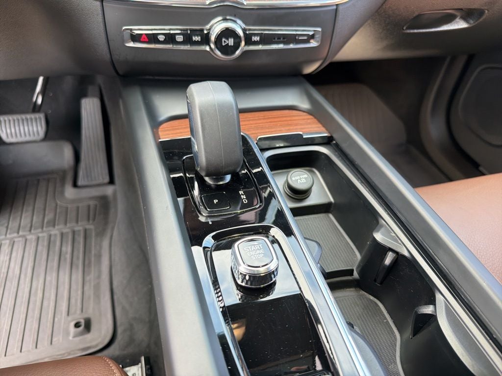 2024 Volvo XC60 B5 Plus Dark Theme