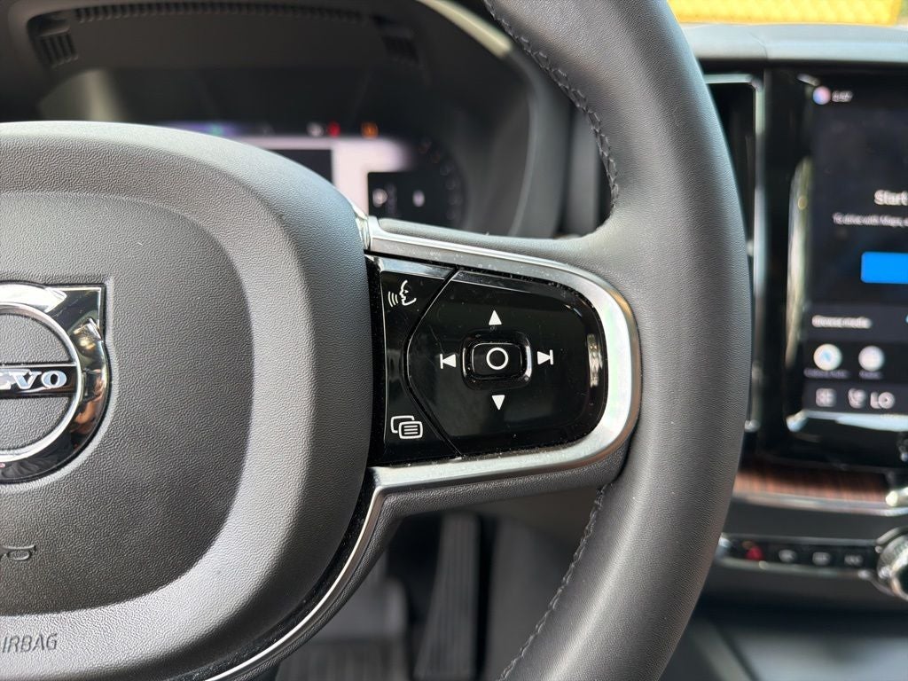 2024 Volvo XC60 B5 Plus Dark Theme