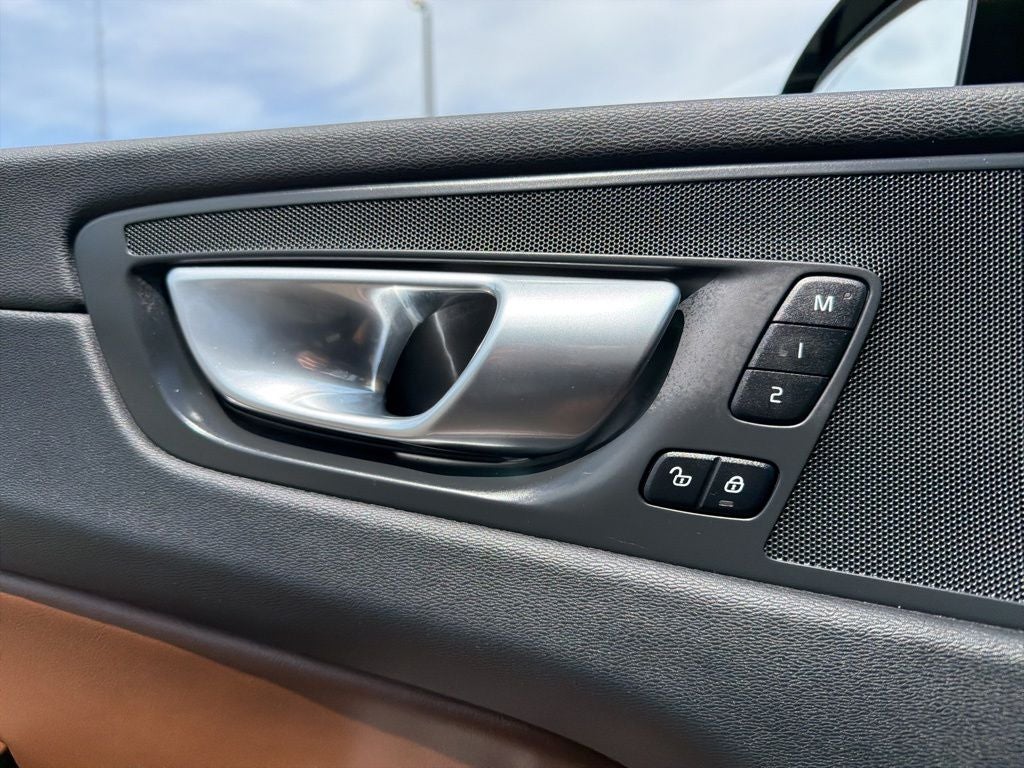 2024 Volvo XC60 B5 Plus Dark Theme