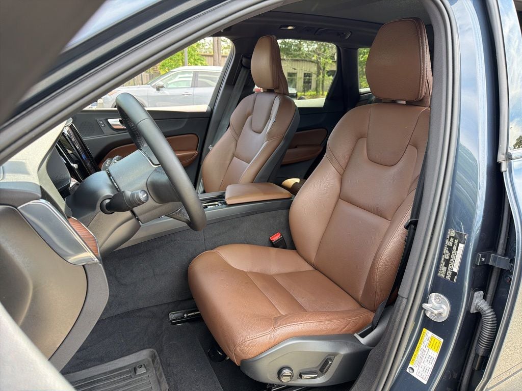 2024 Volvo XC60 B5 Plus Dark Theme