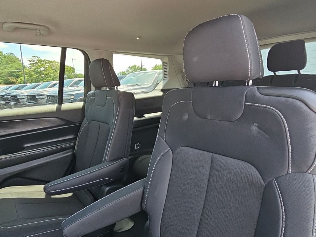 2023 Jeep Grand Cherokee L Laredo **** ONE OWNER ****
