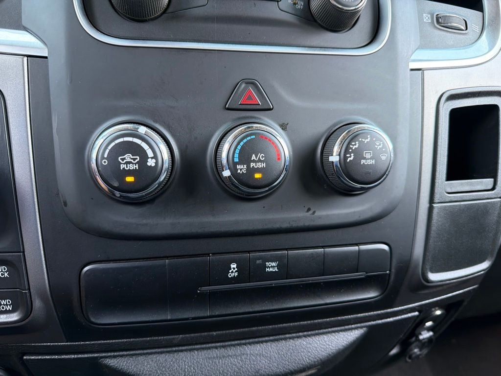2024 RAM 1500 Classic SLT *** ONE OWNER ***