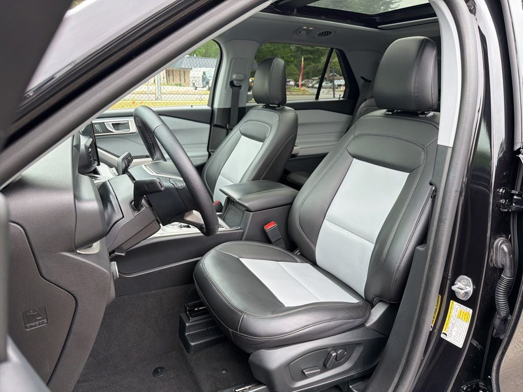 2024 Ford Explorer XLT *** ONE OWNER ** CLEAN TRADE ****