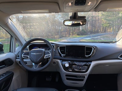 2024 Chrysler Pacifica Touring L **** ONE OWNER ****