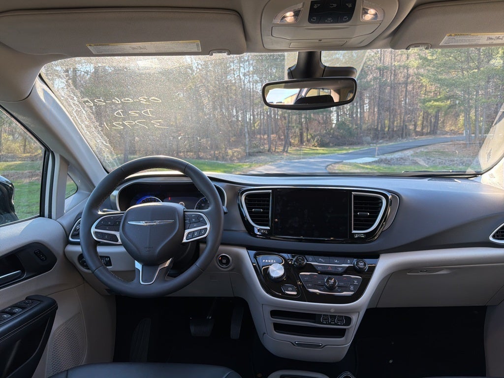 2024 Chrysler Pacifica Touring L **** ONE OWNER ****