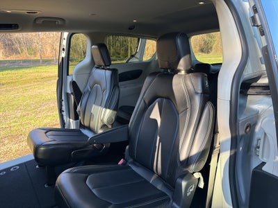 2024 Chrysler Pacifica Touring L **** ONE OWNER ****