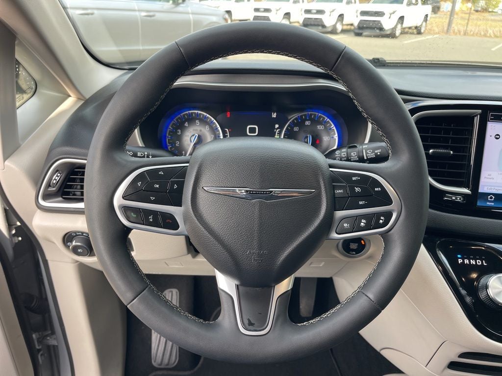 2024 Chrysler Pacifica Touring L **** ONE OWNER ****