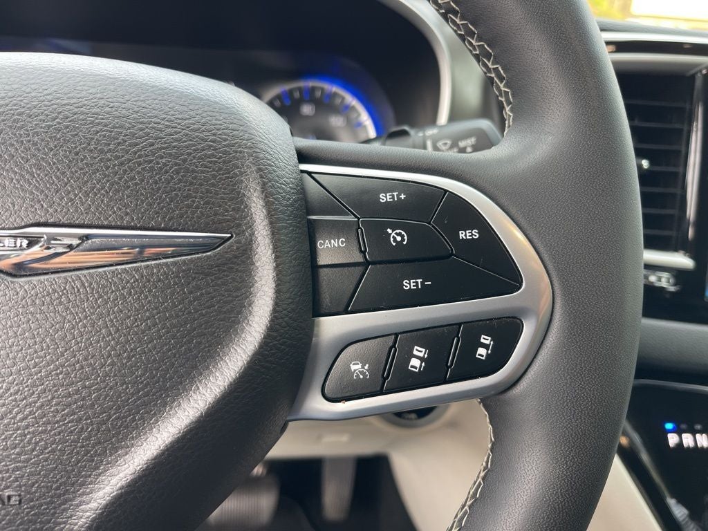 2024 Chrysler Pacifica Touring L **** ONE OWNER ****