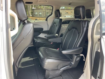 2024 Chrysler Pacifica Touring L **** ONE OWNER ****