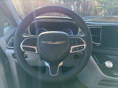 2024 Chrysler Pacifica Touring L **** ONE OWNER ****