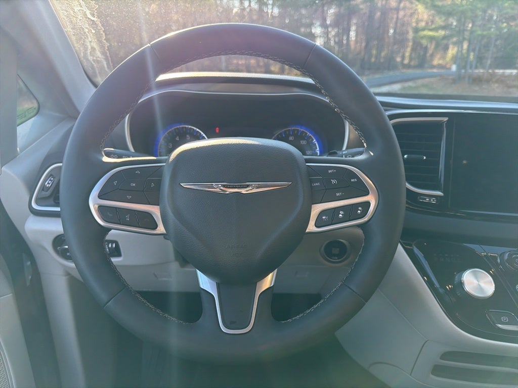 2024 Chrysler Pacifica Touring L **** ONE OWNER ****