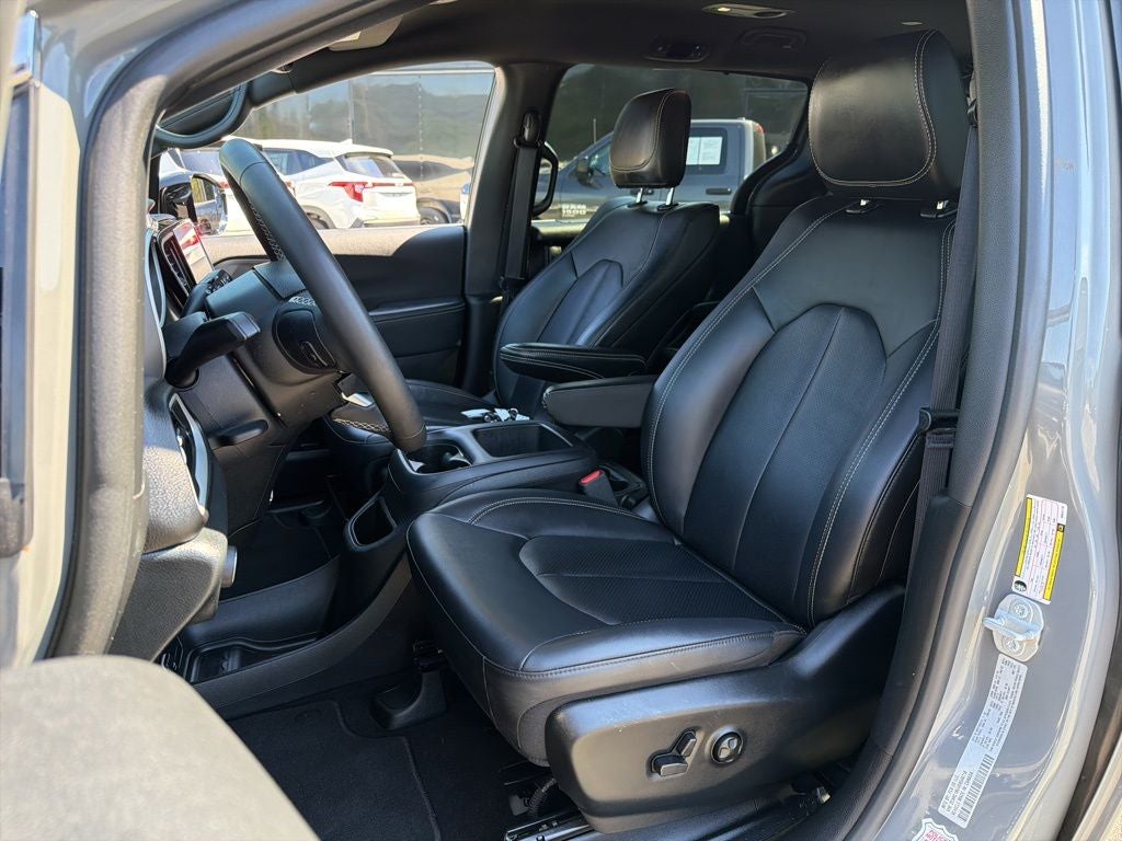 2025 Chrysler Pacifica Select *** ONE OWNER ***
