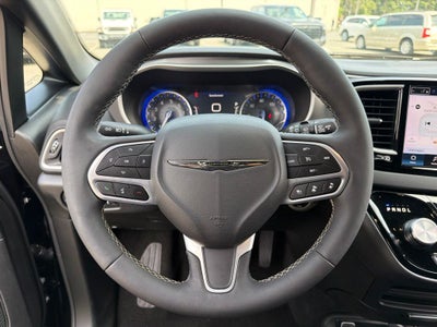 2025 Chrysler Voyager LX *** ONE OWNER ***