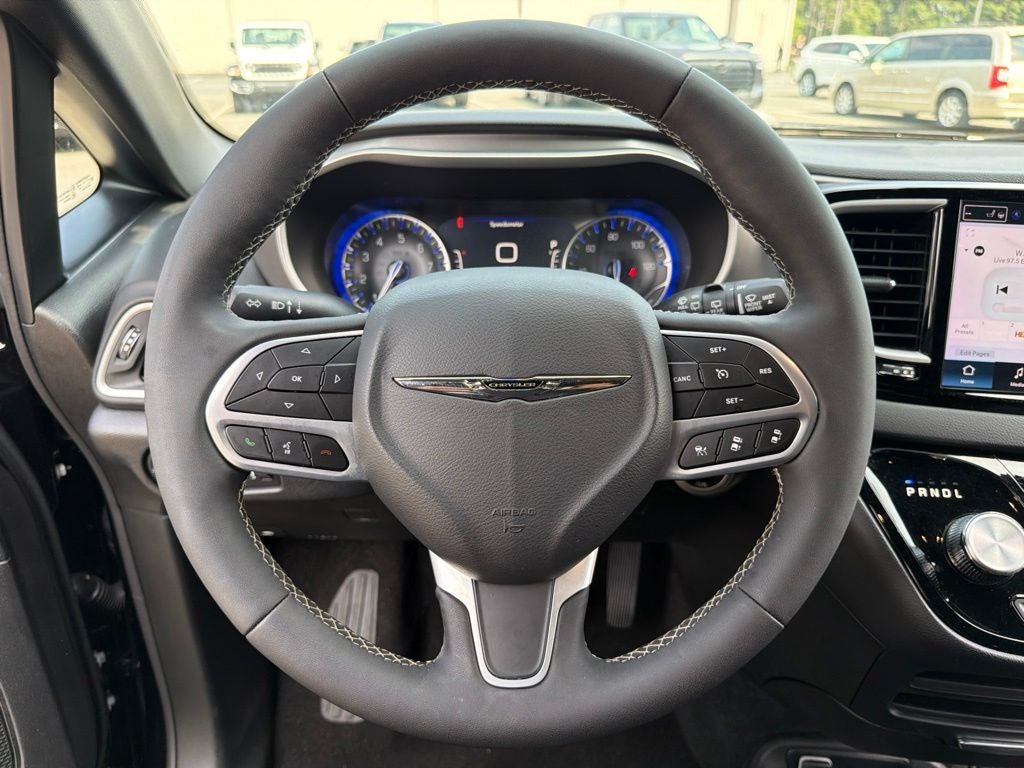 2025 Chrysler Voyager LX *** ONE OWNER ***