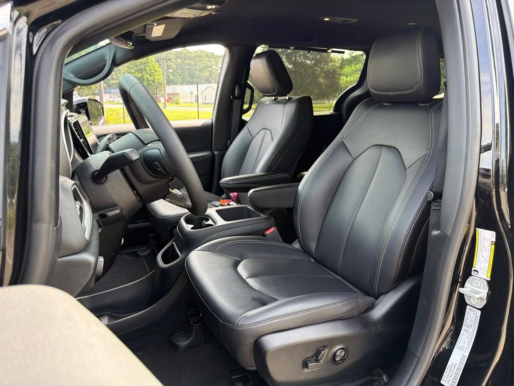 2025 Chrysler Voyager LX *** ONE OWNER ***