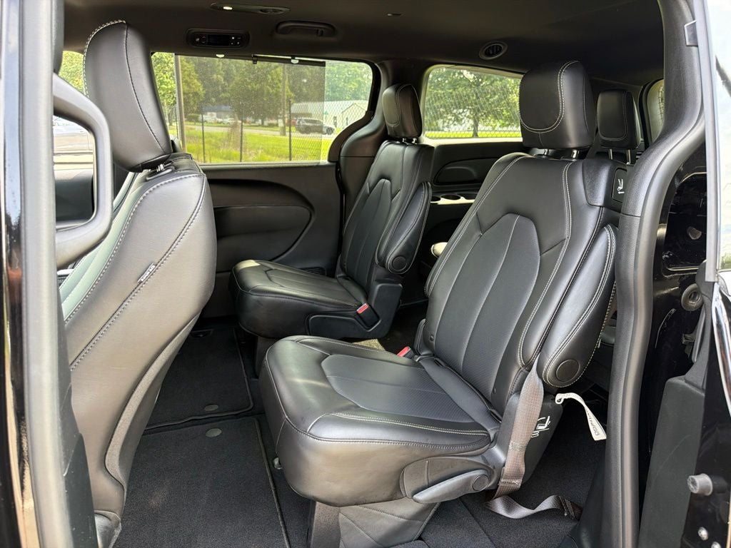 2025 Chrysler Voyager LX *** ONE OWNER ***