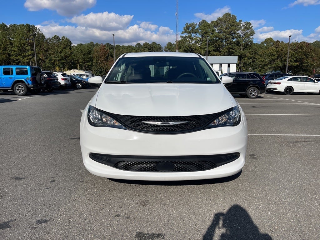 2023 Chrysler Voyager LX