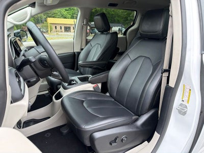 2024 Chrysler Pacifica Hybrid Select