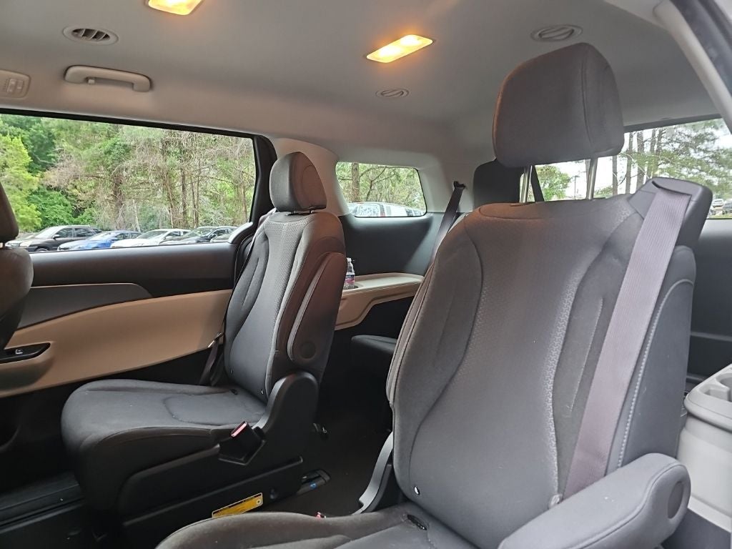 2022 Kia Carnival LX *** MULTI-PASSENGER VEHICLE ****