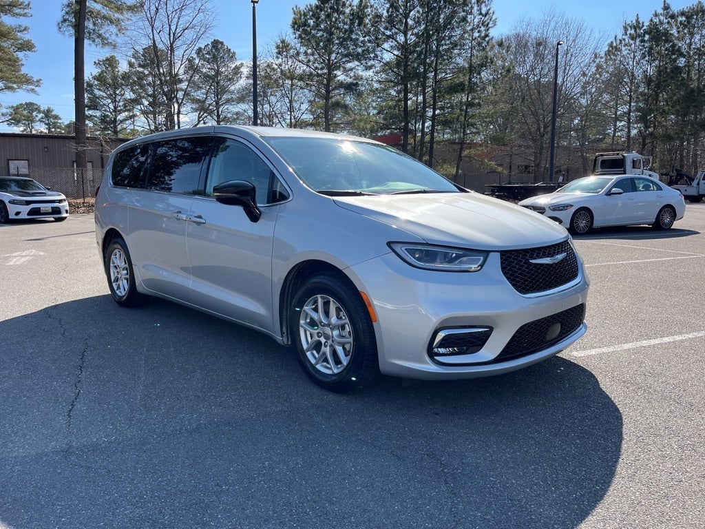 2024 Chrysler Pacifica Touring L ** Pohanka Certified 10 Year/100,000 miles **