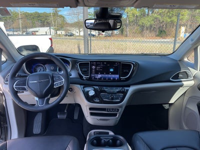 2024 Chrysler Pacifica Touring L ** Pohanka Certified 10 Year/100,000 miles **