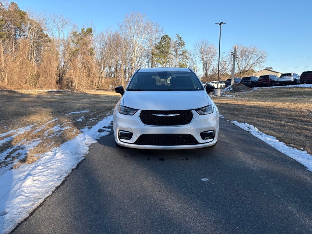 2024 Chrysler Pacifica Touring L ** Pohanka Certified 10 Year / 100,000 **