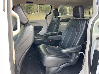 2024 Chrysler Pacifica Touring L ** Pohanka Certified 10 Year / 100,000 **