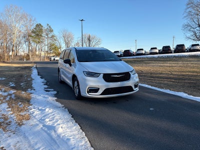 2024 Chrysler Pacifica Touring L ** Pohanka Certified 10 Year / 100,000 **