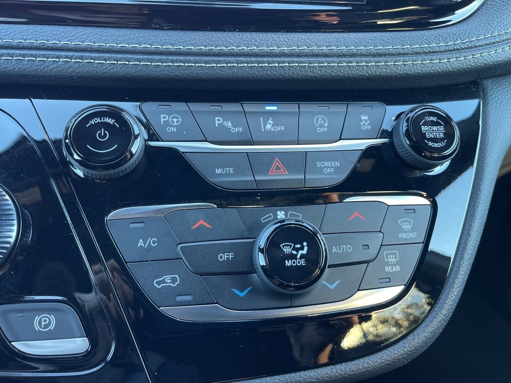 2023 Chrysler Pacifica Touring L ** Pohanka Certified 10 YEAR/100,000 **