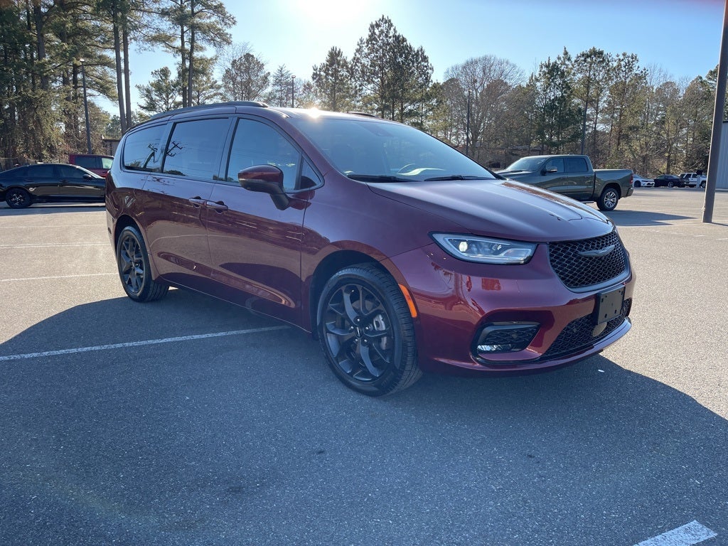 2023 Chrysler Pacifica Touring L ** Pohanka Certified 10 YEAR/100,000 **