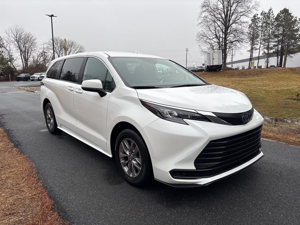 2025 Toyota Sienna LE 8 Passenger ** Pohanka Certified 10 YEAR/100,000 *