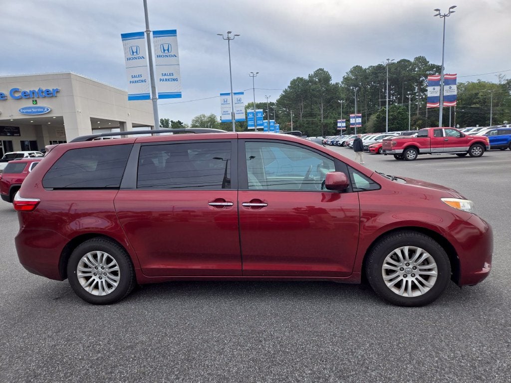 2017 Toyota Sienna XLE 8 Passenger