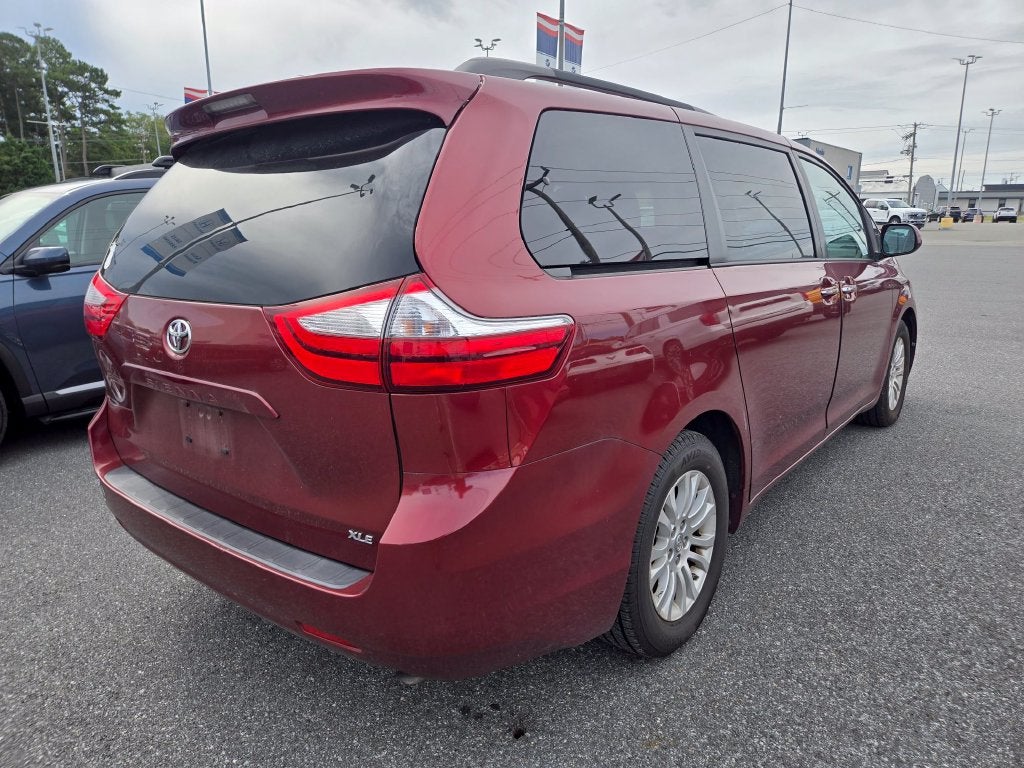 2017 Toyota Sienna XLE 8 Passenger