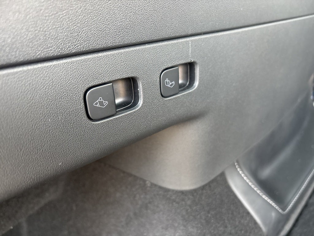 2023 Tesla Model Y Long Range ** Low Miles/3rd Row Seating / ONE OWNER