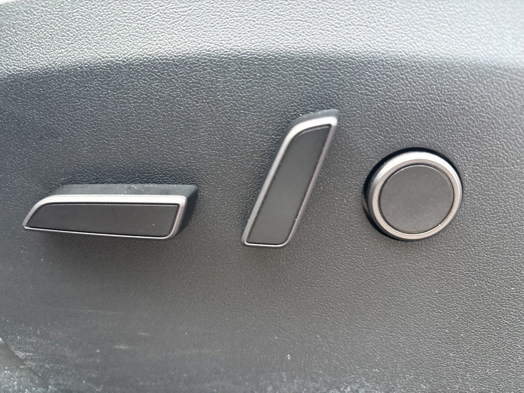 2023 Tesla Model Y Long Range ** Low Miles/3rd Row Seating / ONE OWNER