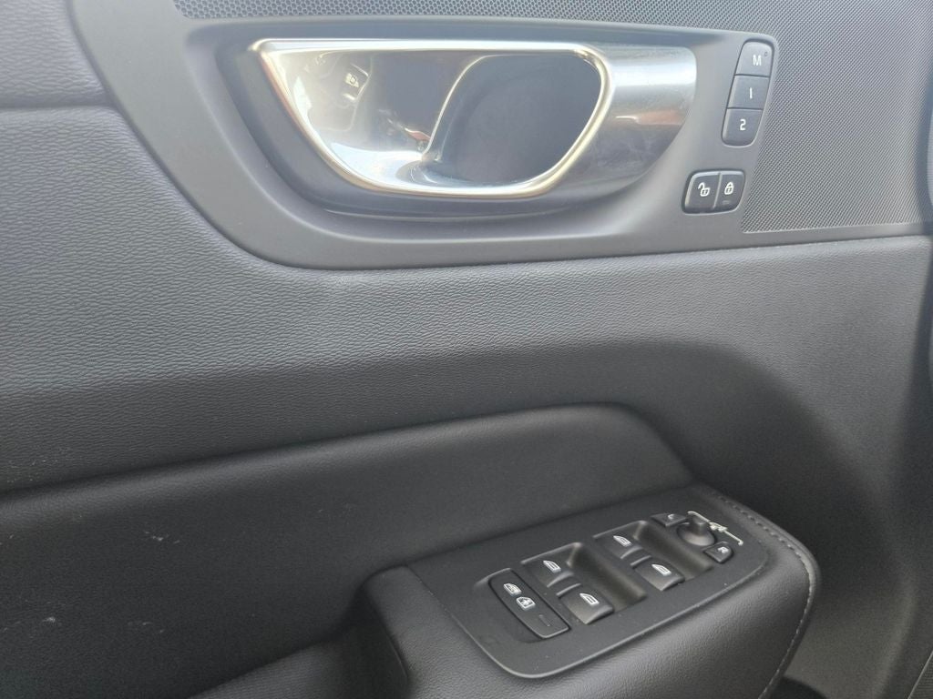 2023 Volvo XC60 B5 Plus Dark Theme