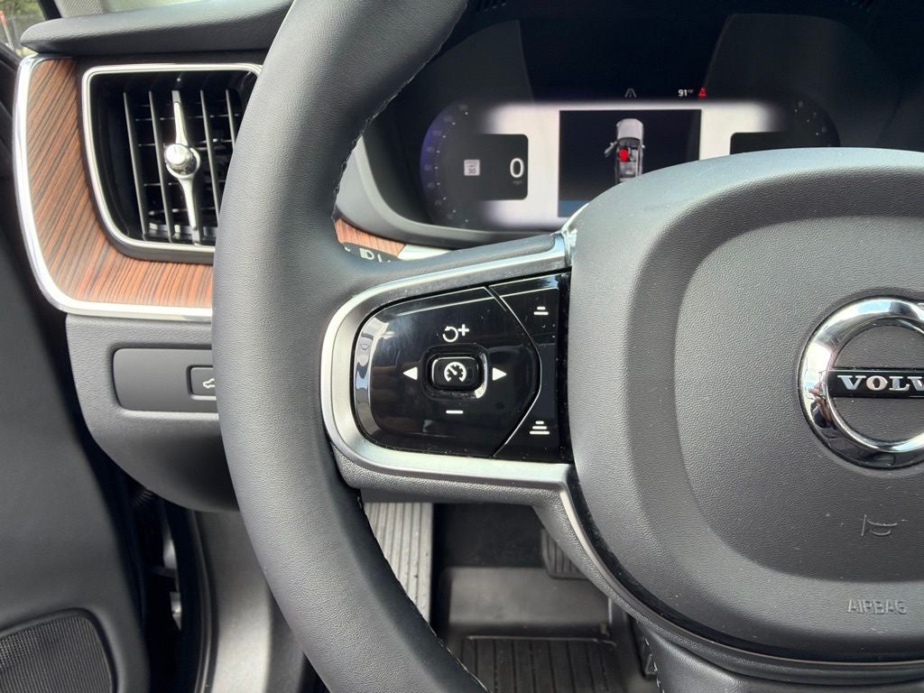 2023 Volvo XC60 B5 Plus Dark Theme