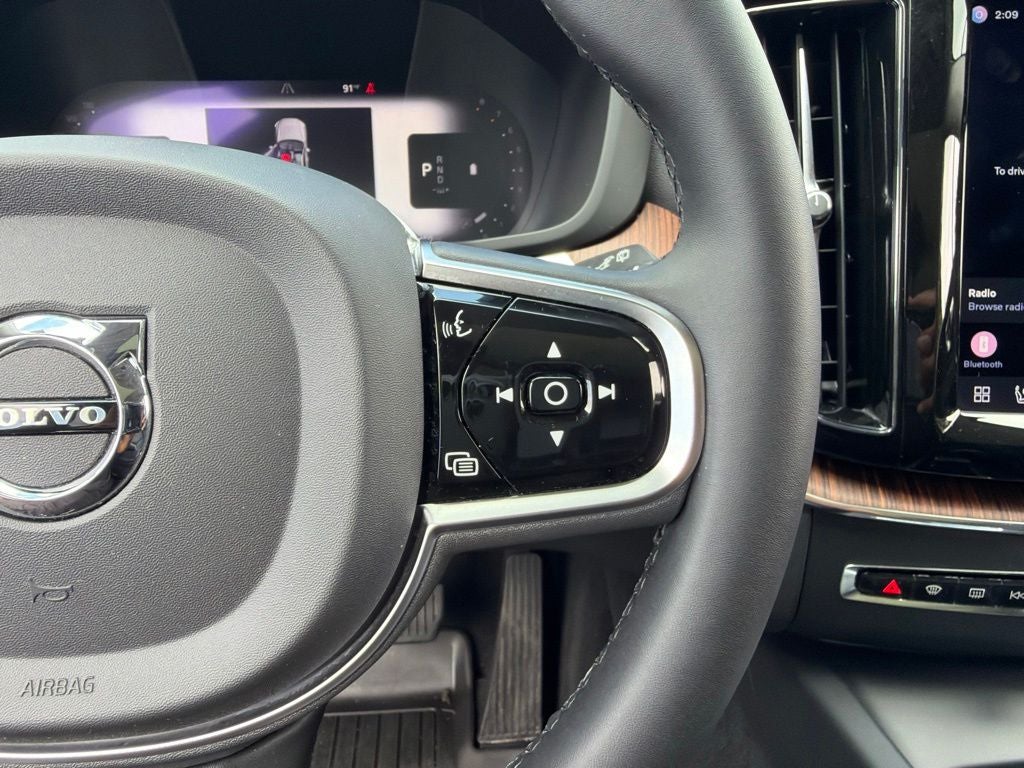 2023 Volvo XC60 B5 Plus Dark Theme