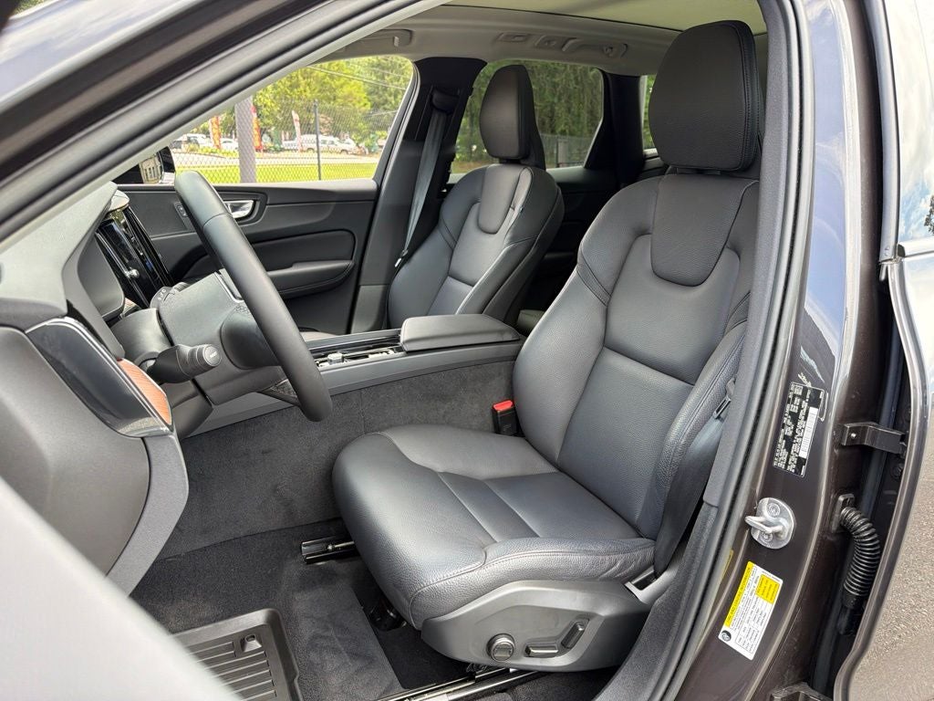 2023 Volvo XC60 B5 Plus Dark Theme