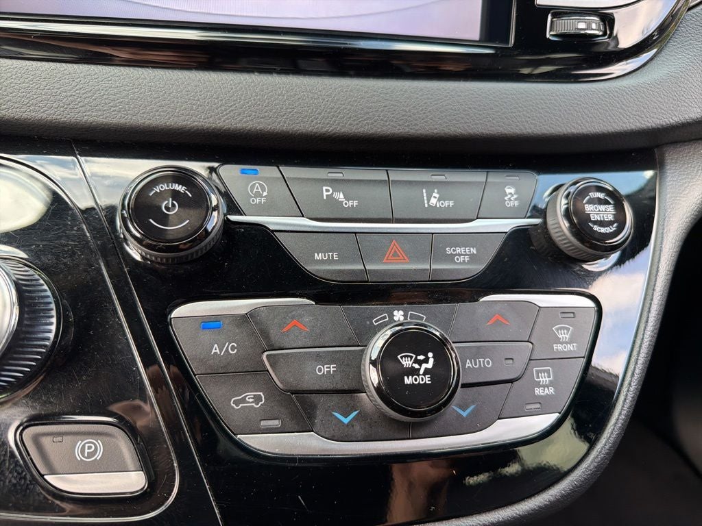 2025 Chrysler Pacifica Select