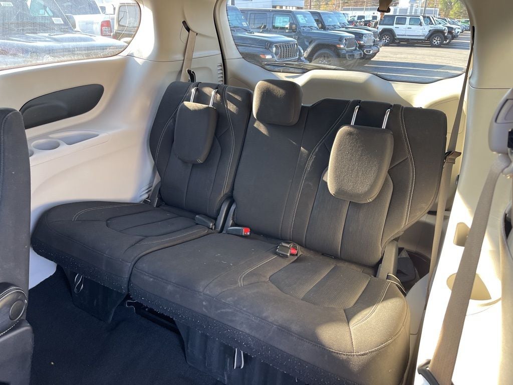 2022 Chrysler Voyager LX