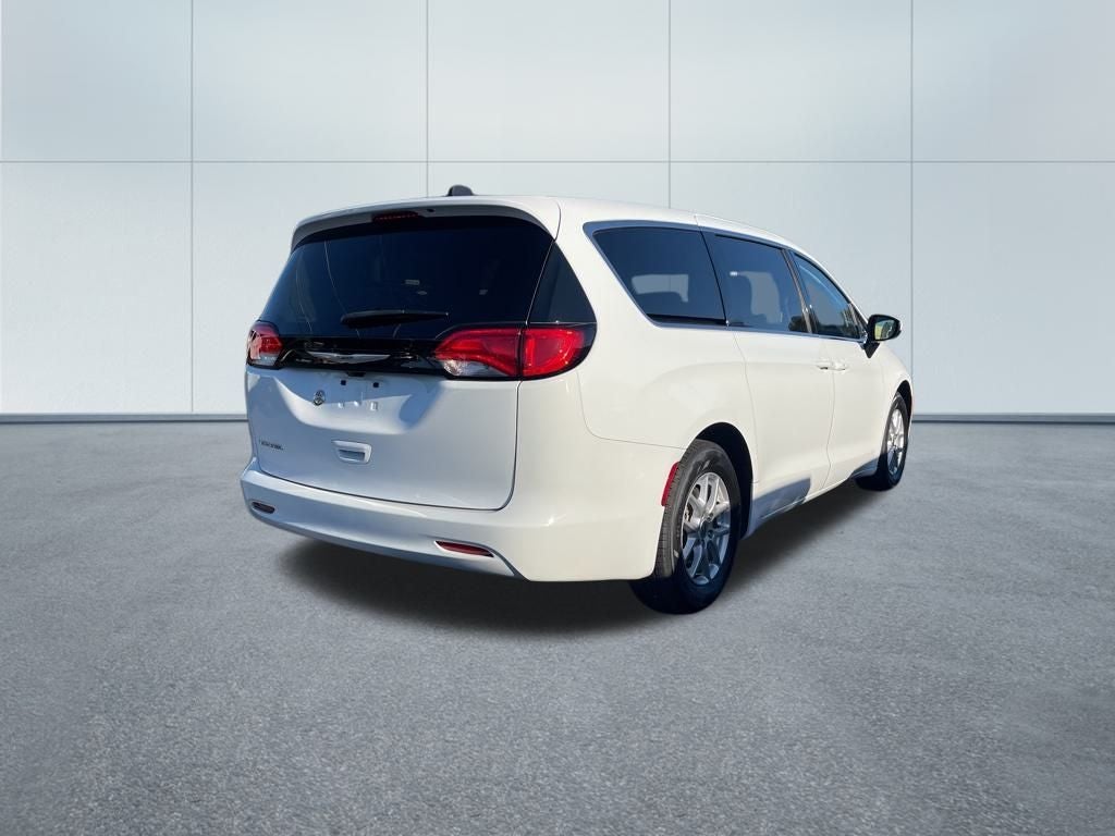 2022 Chrysler Voyager LX