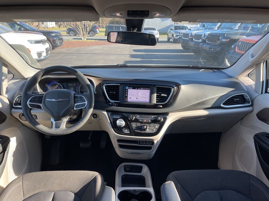 2022 Chrysler Voyager LX