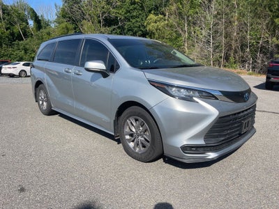 2021 Toyota Sienna LE 8 Passenger