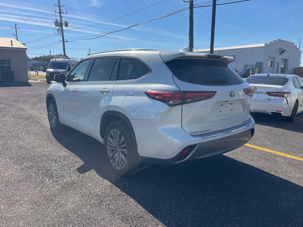 2022 Toyota Highlander Hybrid Platinum